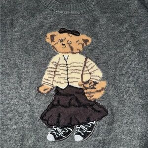 Gray crewneck sweater with teddy bear embroidery and a soft knit, confort fit